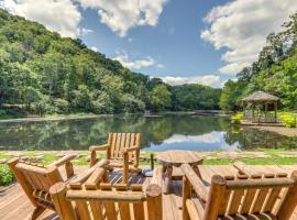 Lakefront Cabin Less Than 3 Mi to Dtwn Eureka Springs!, villa in Eureka Springs