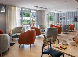 Résidence Services Séniors - Domitys Les Jardins d'Ahna, hotel with hot tubs in Dinan