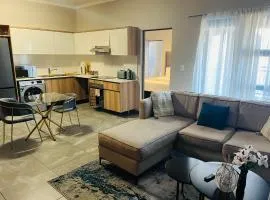 6A Elizabeth Place - Beautiful Self Catering 1 bedroom unit next to Kyalami Racetrack with free WiFi - swimming pool gym and restaurant - Perfect for a couple in Midrand Waterfall