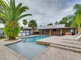 Spacious Micanopy Farmhouse with Luxurious Pool!, hotel en Micanopy