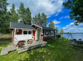 Laplandliv cabin on the lake with hottub、Björklidenのシャレー