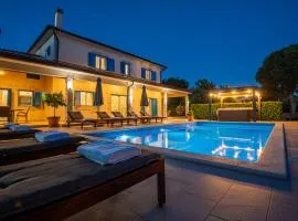 Villa Romansa Miljevci with private tennis court, heated pool, Jacuzzi and sauna