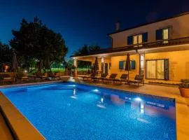 Villa Romansa Miljevci with private tennis court, heated pool, Jacuzzi and sauna