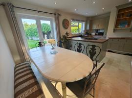 King Arthur's Rest House, Hot Tub & Garden Sleeps 10, hotel i South Cadbury