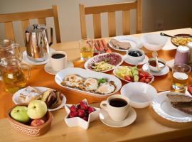 Farm Stay Gradišnik Peaceful Countryside with Homemade Breakfast, Hotel in Prevalje