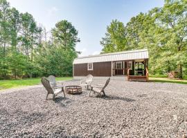 Couples Cabin in Broken Bow about 5 Mi to Downtown!, hotel v destinaci Broken Bow