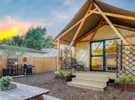 Urban Oasis Luxe Glamping with King Bed & BBQ