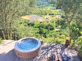 Appartman Casa Fermeglia with private jacuzzie and truffle hunting experience, hotel v destinácii Roč