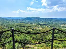 Appartman Casa Fermeglia with private jacuzzie and truffle hunting experience, hotel in Roč