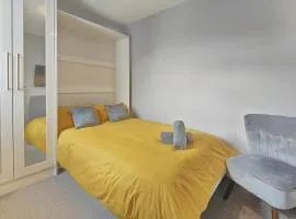 Cosy Holiday Studio in Hazel Grove - Self Catering Apartment 1