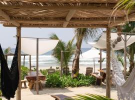Casa Chula Hotel Boutique Frente al Mar, beach hotel in Tierra Blanca
