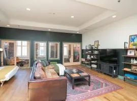 2 Chic Lofts right ON Broadway Strip Sleeps 10