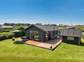 Ocean Front Home In Sæby With Wifi