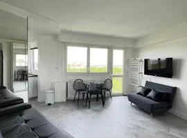 Apartment HOME in Paris with View, 15min to center