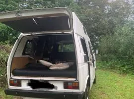 Nuit en van au bord étang privé