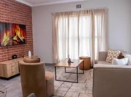 8 Elizabeth place - Beautiful self catering 1 Bedroom Apartment next to Kyalami Racetrack in Midrand with Free Wifi Local swimming pool Gym and Restaurant - perfect for a couple