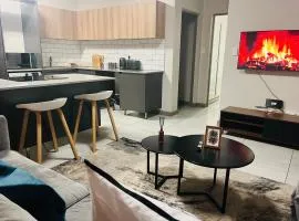 12 Elizabeth Place - Beautiful self catering 2 bedroom unit next to Kyalami Racetrack with free WiFi - swimming pool gym and restaurant - Perfect for a small family in Midrand Waterfall