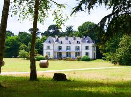 Domaine du cloitre, hotel con pileta en Pl&eacute;neuf-Val-Andr&eacute;