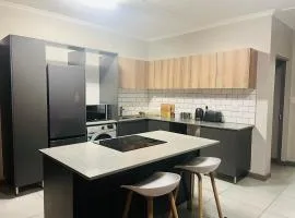 13 Elizabeth Place - Beautiful 2 bedroom unit next to Kyalami Racetrack with free WiFi - swimming pool gym and restaurant - Perfect for a small family in Midrand Waterfall