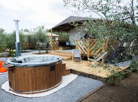 Koru Etna Glamping - lodge con vasca idromassaggio privata، فندق في Ragalna