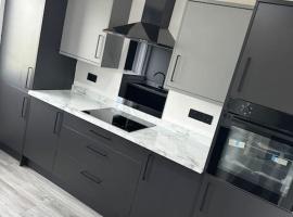 Modern 3 Bedroom Apartment, hotel v destinaci Millerhill