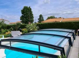 Le Pavachon gîte familial piscine couverte privée chauffée - Aux portes du Puy duFou, hotel di Les Épesses