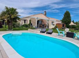 Le Pavachon gîte familiale piscine privée chauffée - Aux portes du Puy duFou, hotel in Les Epesses
