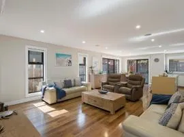 Stunning Luxury Townhome Walk to Beach & Shops