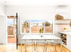 Retro Bungalow near Beach and Shops, bungalow in Cowes