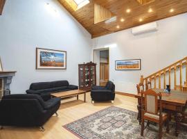 Central 4BR Apt for Groups & Families - By Wehost, biệt thự ở Tbilisi