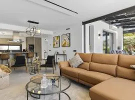 ViVi Homes -Villa Yara Pool, Sauna, Spa & Garden