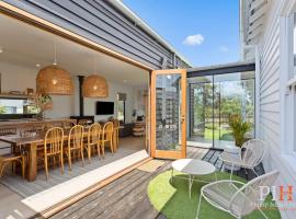 Charming 4 BR Cottage Retreat, hotel i Newhaven