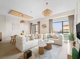 Aesthetic Beach Apartment , Sleeps 6, Pool, Gym & Waterfront Views