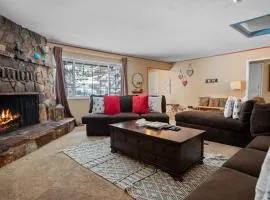 Wanderlust - Hot Tub, Foosball, Ping Pong, Walk to Lake & Village!