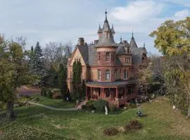 Henderson Castle Inn