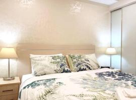 2BRs Apartment on Balfours - Free WI-FI, hotel with hot tubs in Adelaide