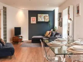 Beautiful 2 Bed Apartment - City Centre - FREE Private Parking - Perfect for Families and Professionals