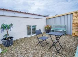 Clouds - 1 Bedroom Holiday Home - Milford Haven