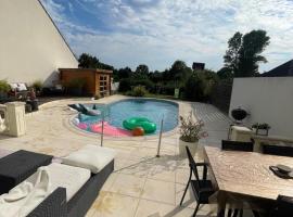 Maison avec piscine proche de Paris, hotel v destinaci Groslay