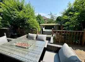 Freeman Hot Tub House, Free Parking, Transport Links