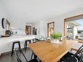Residence at 165 Great for large groups Sleeps 11