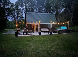 Private Cottage with Hot Tub in the Woods, hotel cu căzi cu hidromasaj din Thompson