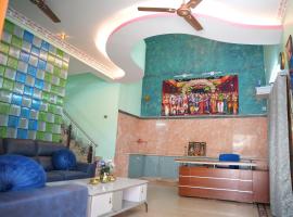 The HR STAY INN TIRUPATI - LUXURY HOMESTAY - NEAR ALIPIRI BUS STAND AND KAPILATEERTHAM - 24 HRS HOT WATER-150 MBPS SPEED FREE WIFI & ALL OTT APPS, готель із гідромасажними ваннами у місті Тірупаті
