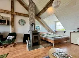 Hof Vierzehnender im Hohen Venn - 70qm Fachwerk-Studio - grosses Wohn-Schlafzimmer mit Dachterrasse und Kaminofen - separate Küche - perfekt für Paare - Monschau - Eifel - Hunde willkommen - Islandpferde