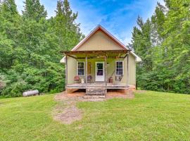 Kentucky Cabin Retreat with Covered Porch and Views, hotel en Lewisburg