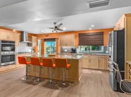 Vibrant 4 Bedroom with Pool and Spa