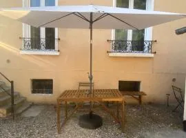 Chambres rénovées proches de Paris Centre, des sites olympiques, avec belle terrasse calme