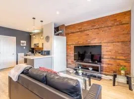 1BR - Queen Bed Apartment in Hamilton's Best Neighborhood