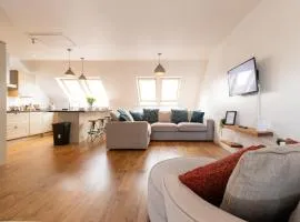 Luxury City Centre Apartment With Private Parking