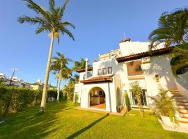 Apto estilo casa em condom&iacute;nio com piscina na beira da praia, hotel en Florian&oacute;polis